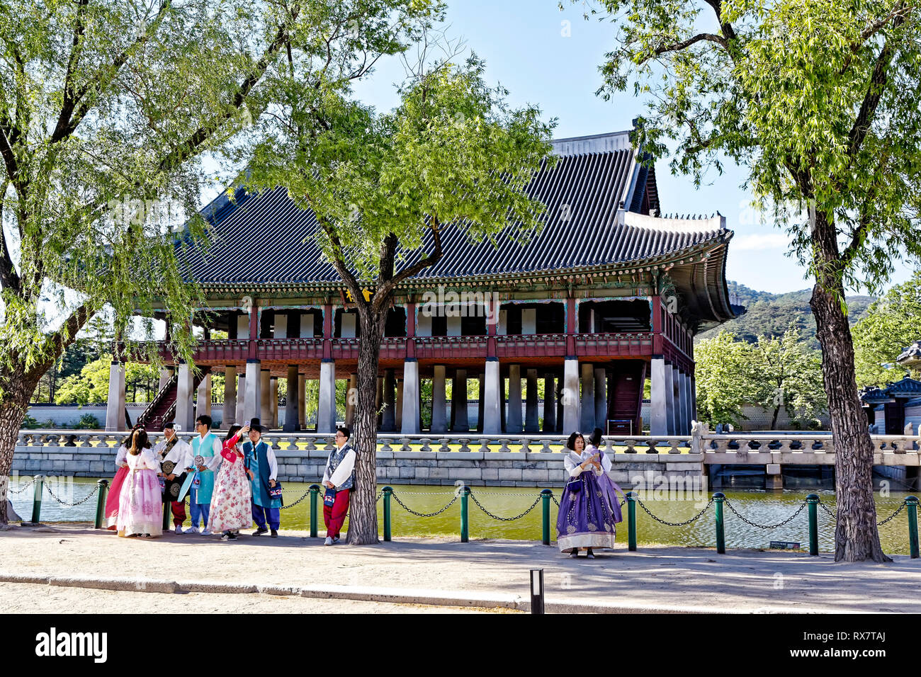 Séoul, Corée du Sud. Mai, 2017. Le Pavillon Gyeonghoeru de Gyeongbokgung, Séoul, Corée du Sud. Credit : Bernard Menigault/Alamy Stock Photo Banque D'Images