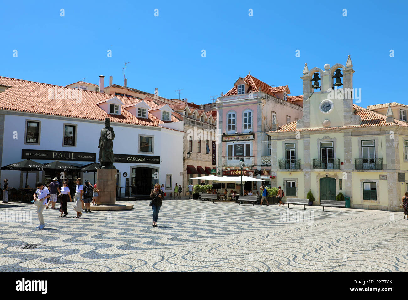 CASCAIS, PORTUGAL - 25 juin 2018 : place centrale 5 Octobre à Cascais avec statue de Dom Pedro I. Cascais est célèbre et populaire de la Spo Banque D'Images