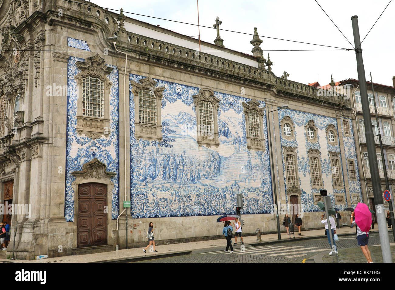 PORTO, PORTUGAL - 21 juin 2018 : Détail de la façade de l'église do Carmo (Igreja do Carmo) avec l'Azulejo, Porto, Portugal Banque D'Images
