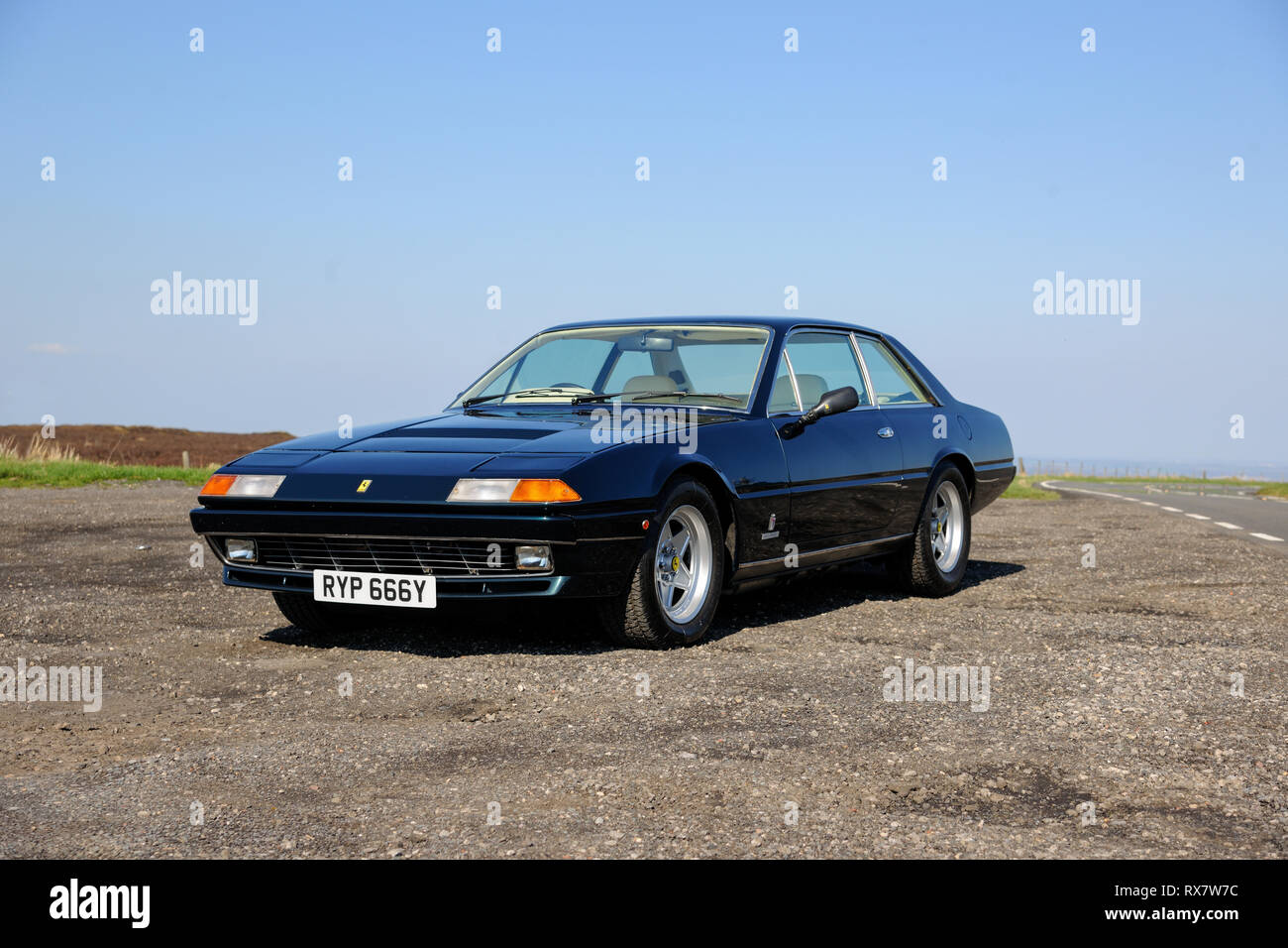 Ferrari 400 parqué par un chemin de campagne dans le Derbyshire Peak District sur une journée ensoleillée Banque D'Images