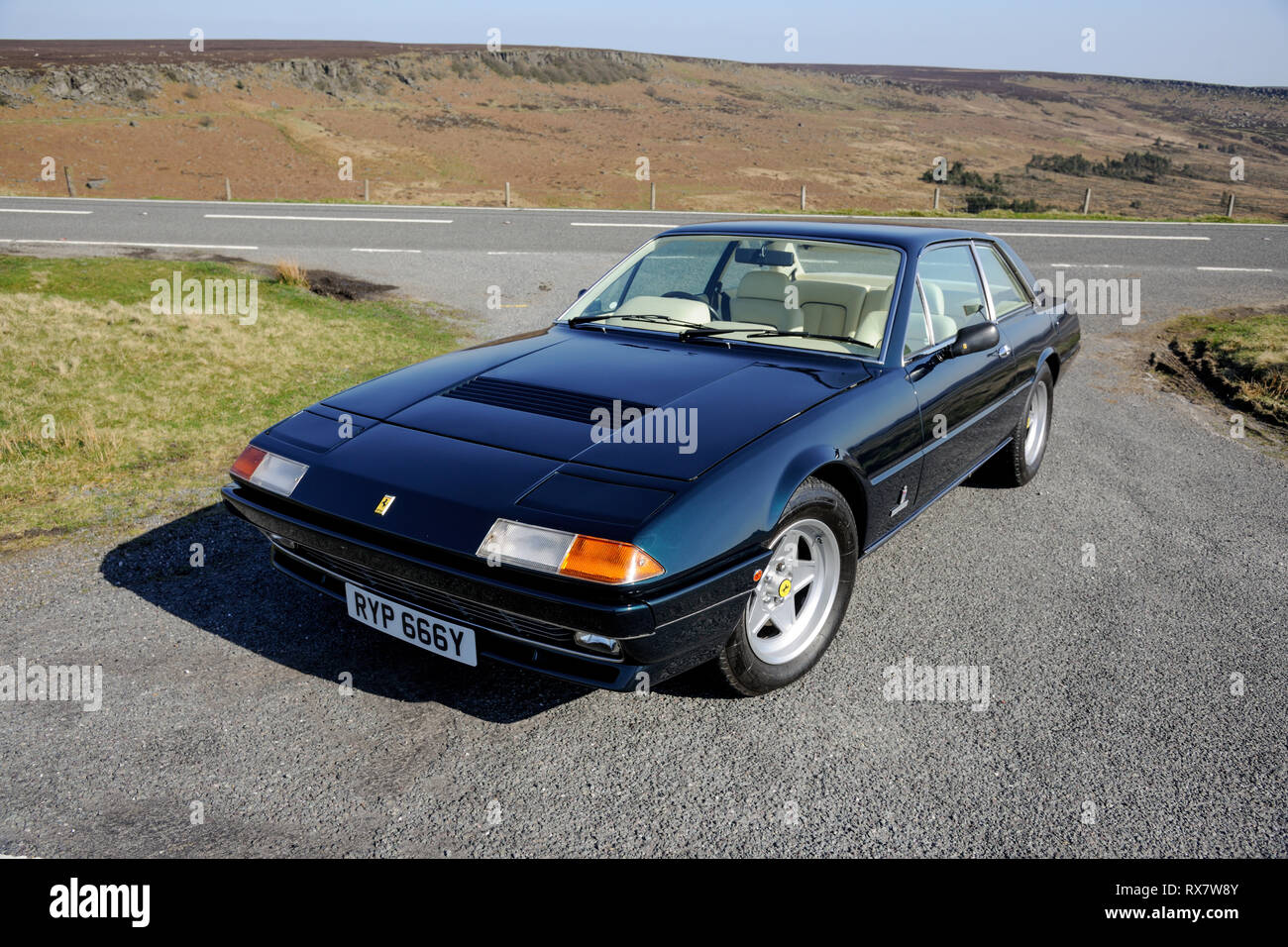 Ferrari 400 parqué par un chemin de campagne dans le Derbyshire Peak District sur une journée ensoleillée Banque D'Images