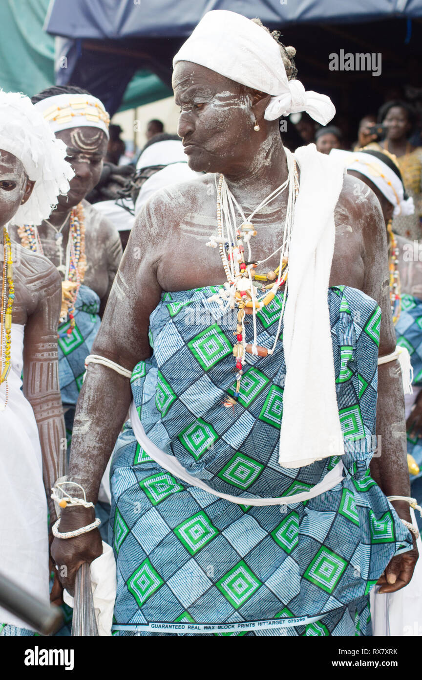 Bassam, côte d'ivoire - 7 novembre 2015 : les femmes africaines vêtus de  pagnes , caolin sur le corps et sur la tête de foulards blancs sont en  lignes à l'acco Photo Stock - Alamy
