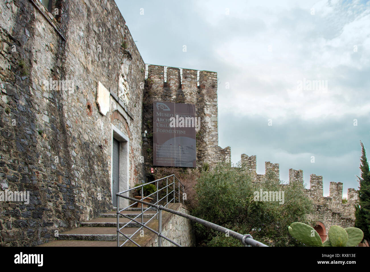Le château Saint-Georges, la tour génoise qui domine la Spezia fotification de ses collines en Ligurie, Italie Banque D'Images