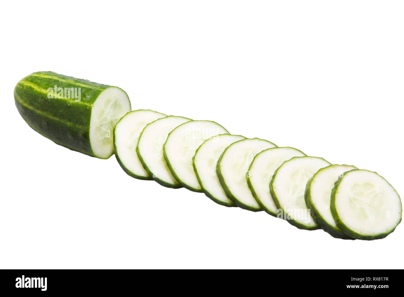 Les tranches de concombre et isolated over white background. tranches de concombre isolated Banque D'Images
