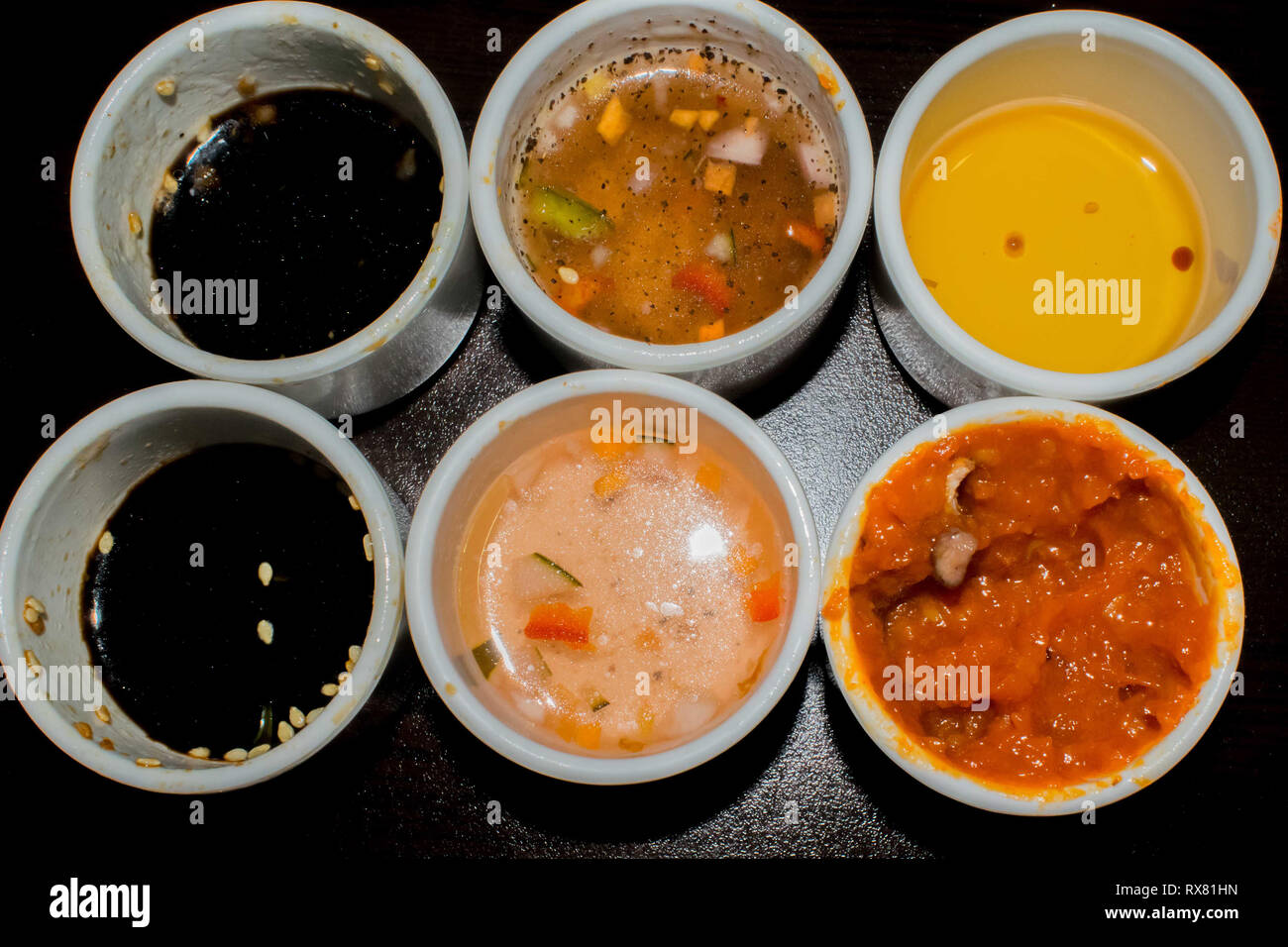 Différents types de sauce servi sur restaurants asiatiques mis sur les petits bols en céramique blanche Banque D'Images