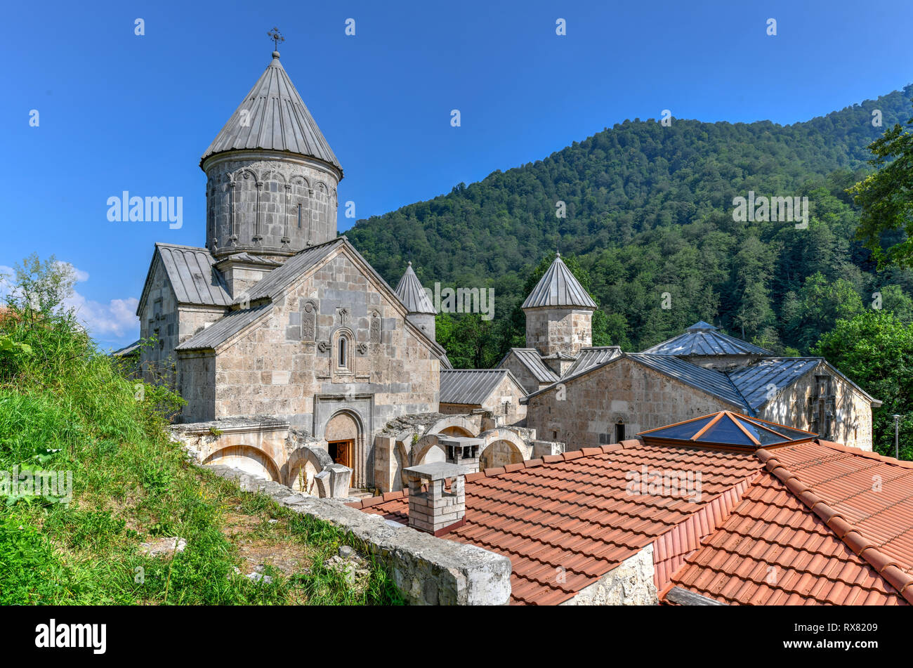 Haghartzine est un monastère au xiiie siècle situé près de la ville de Dilijan dans la province de Tavouche d'Arménie. Banque D'Images