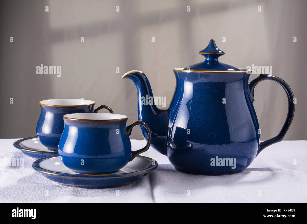 Théière à l'ancienne et des tasses et soucoupes Banque D'Images