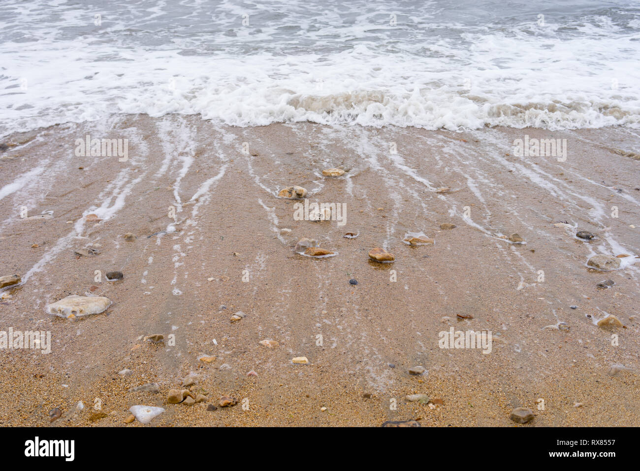 Des pierres sur une plage de sable plage de galets avec le retrait de la mer Banque D'Images