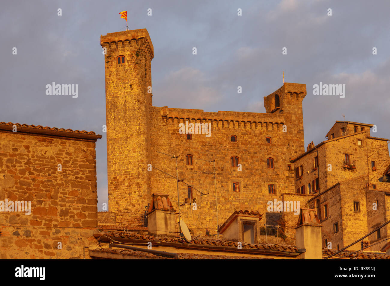 Vue sur le village médiéval de Bolsena avec Castello Monaldeschi Banque D'Images