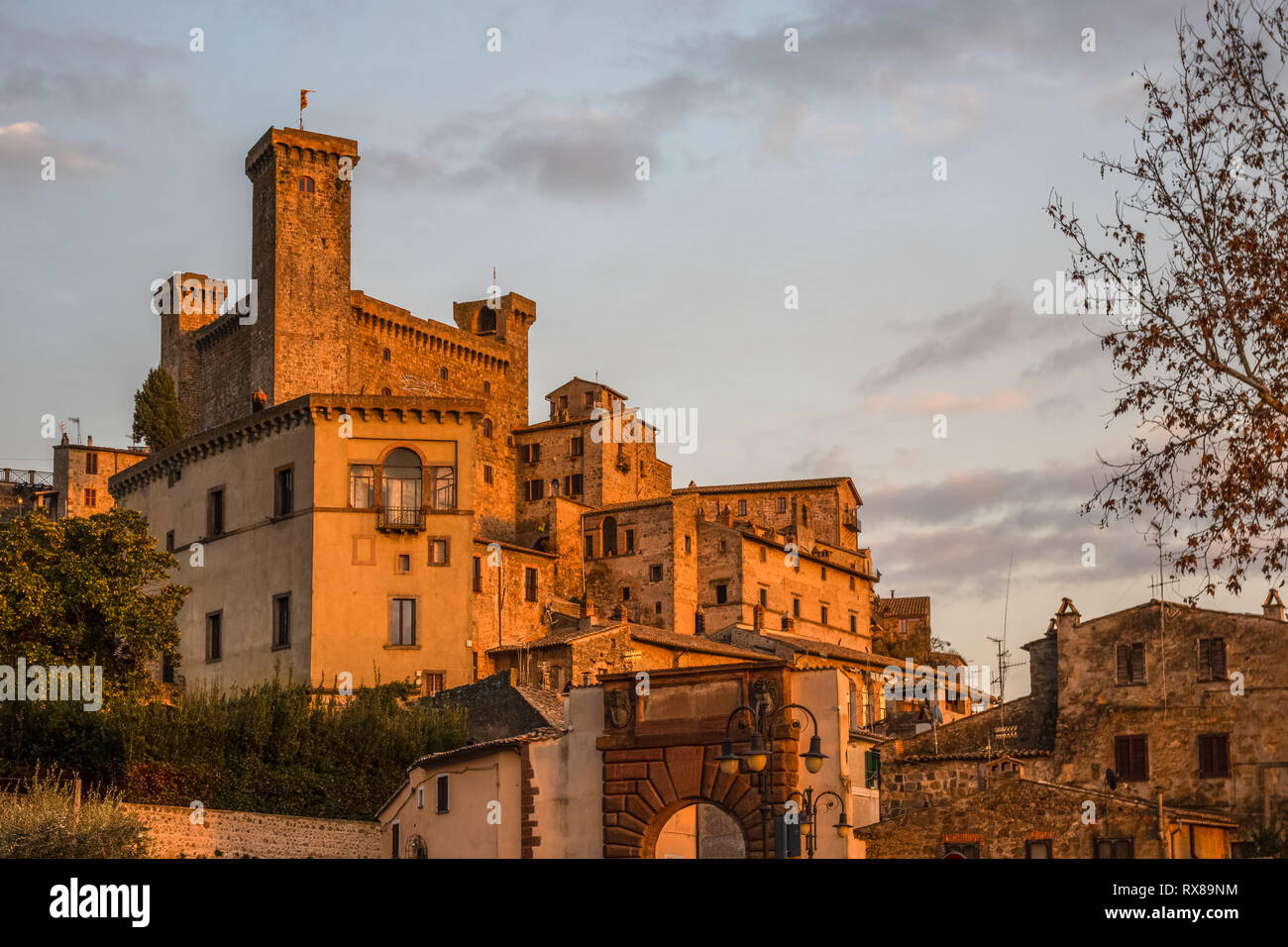 Vue sur le village médiéval de Bolsena avec Castello Monaldeschi Banque D'Images