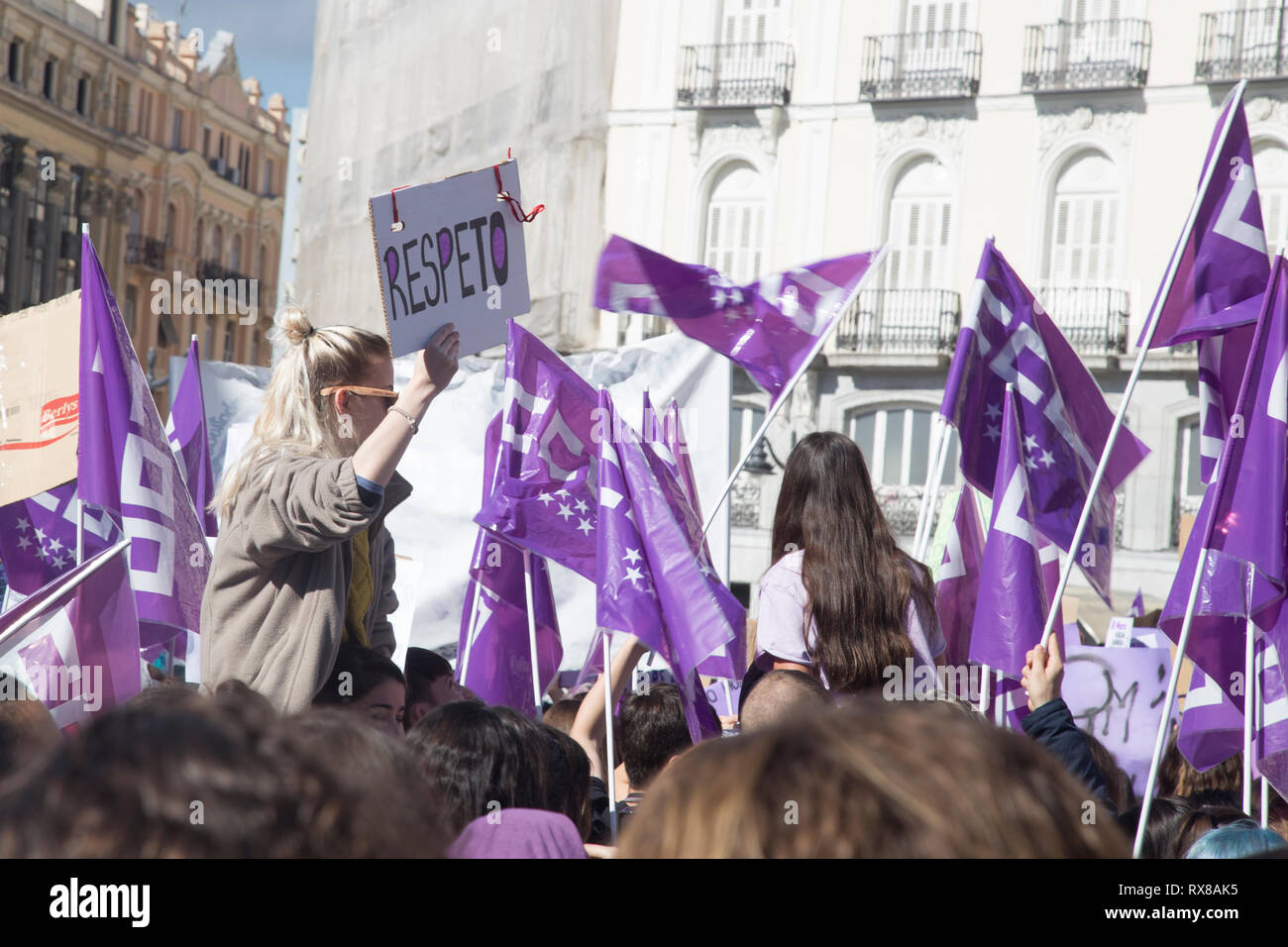 Vu une femme tenant une pancarte au-dessus des autres manifestants pendant la manifestation. La femme espagnole commencé la grève 2019 féministe (la grève des femmes) à Madrid avec des activités et des protestations de différentes associations et groupes sociaux avant la grande protestation de Atocha à Plaza España. La grève est une féministe, du travail, de la consommation de soins, étudiant et associatif grève. Banque D'Images