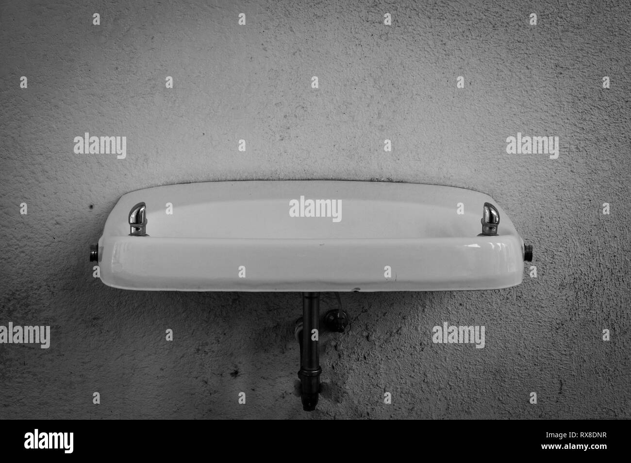 Old vintage ceramic deux bubbler eau potable fontaine hanging on wall b/w Banque D'Images