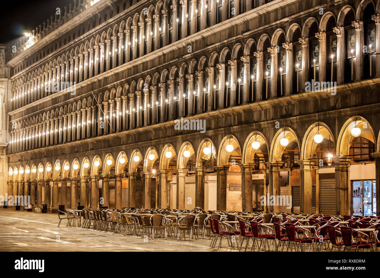 Chaises et tables sur la piazza San Marco à Venise Italie nuit Banque D'Images