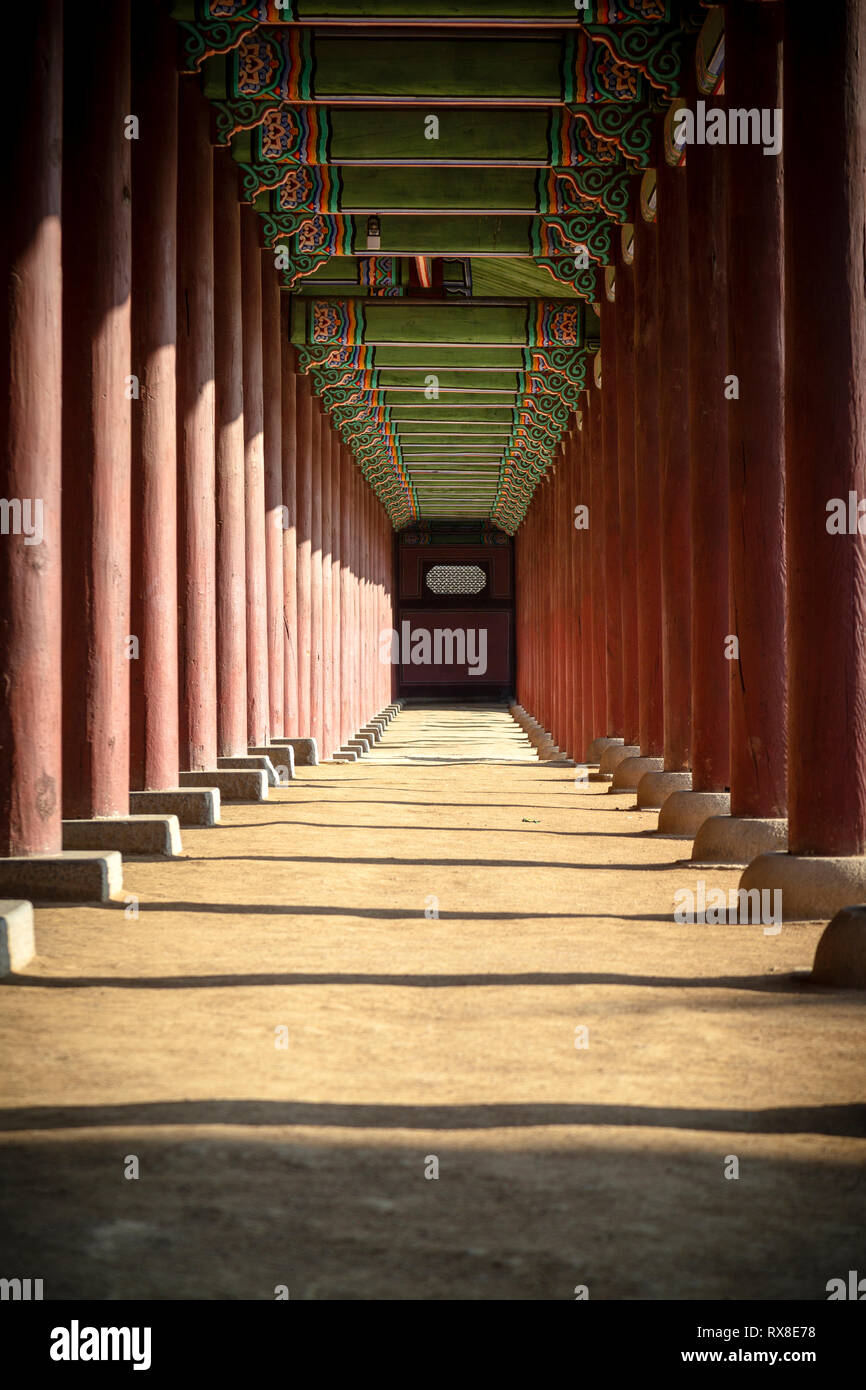 Perspective de diminution au milieu du corridor de colonnes de Gyeongbokgung Banque D'Images
