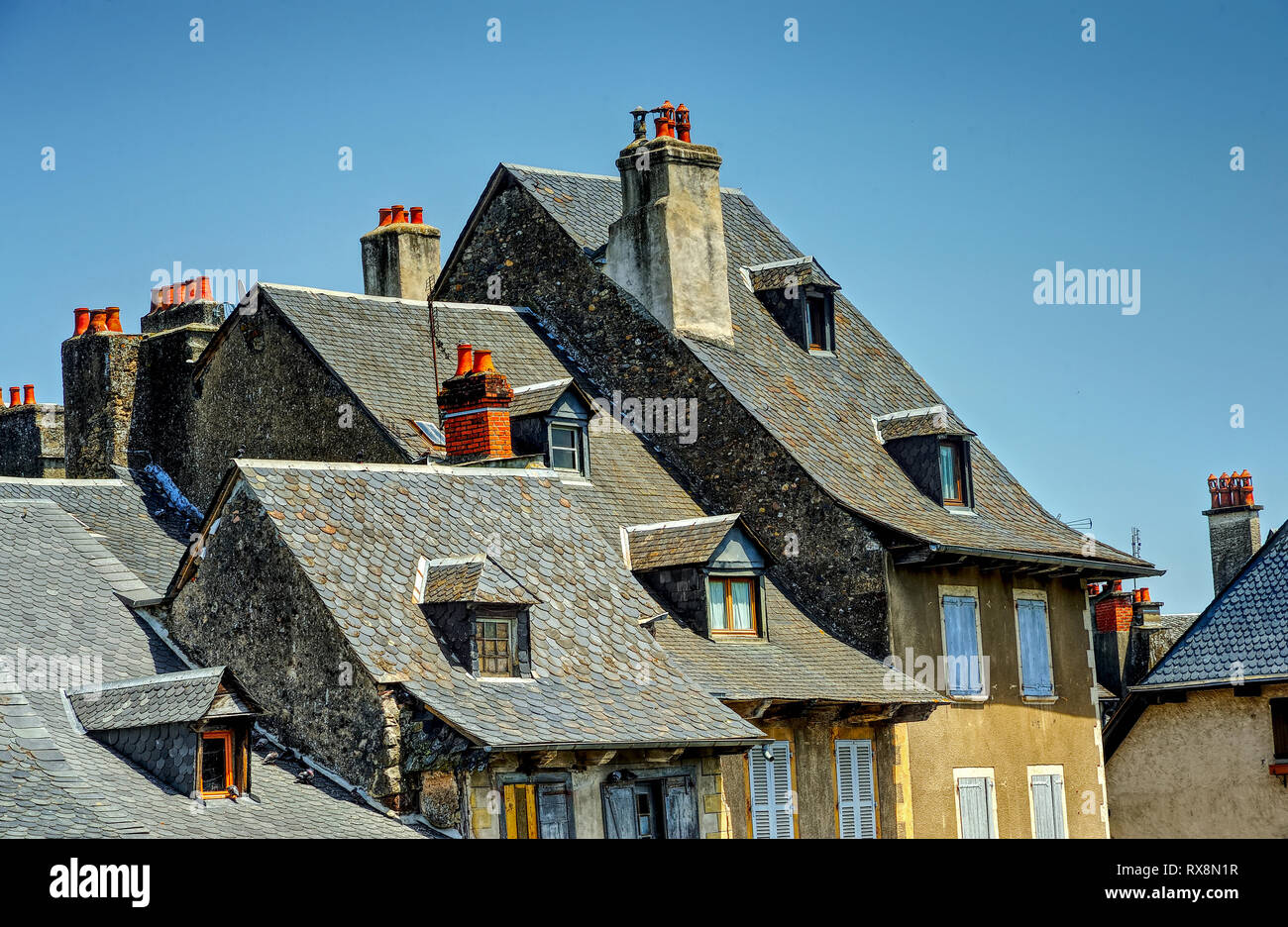 Sur les toits de maisons de la rivière, d'Espalion, Département de l'Aveyron, occitane, France Banque D'Images