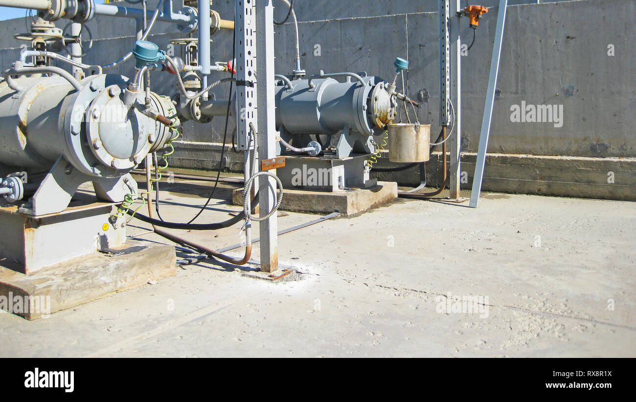 La pompe pour pomper des produits de raffinage du pétrole. Raffinerie d'équipement. Banque D'Images