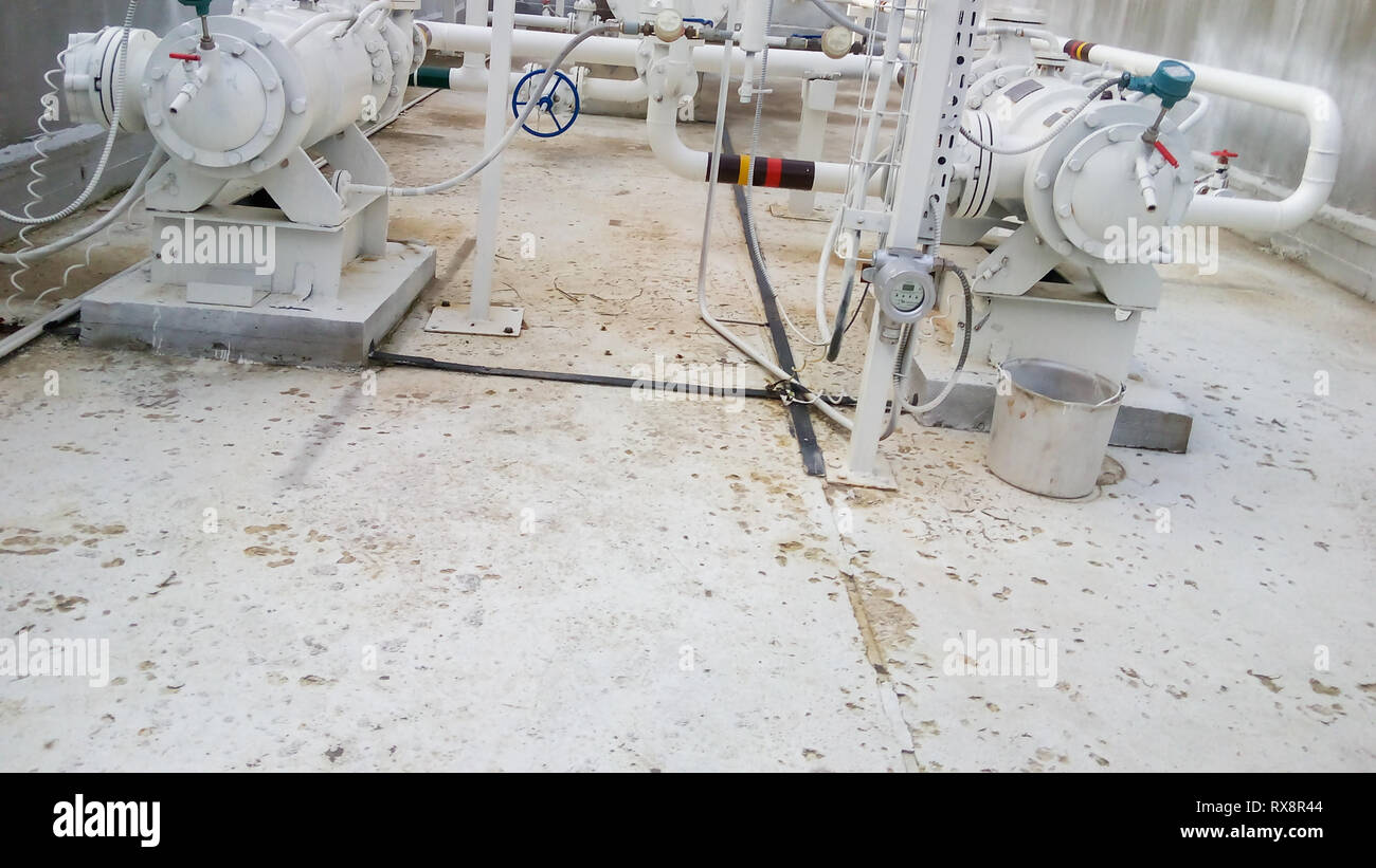 La pompe pour pomper des produits de raffinage du pétrole. Raffinerie d'équipement. Banque D'Images