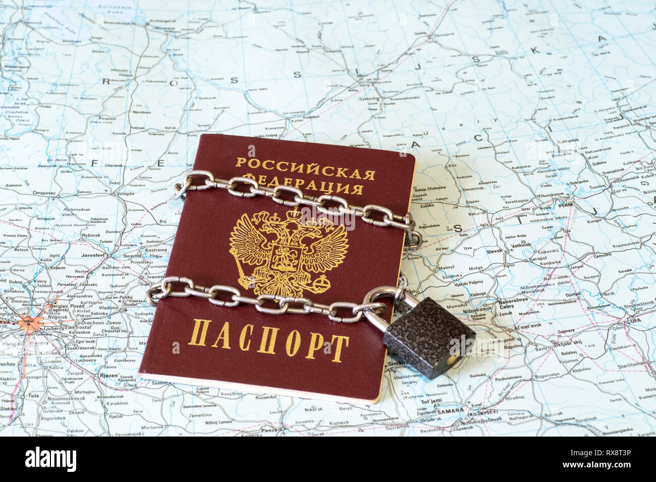 La notion de restriction de la liberté de leur départ du pays, le service et la capacité à se déplacer à l'étranger sur le document de l'identité du citoyen. Banque D'Images