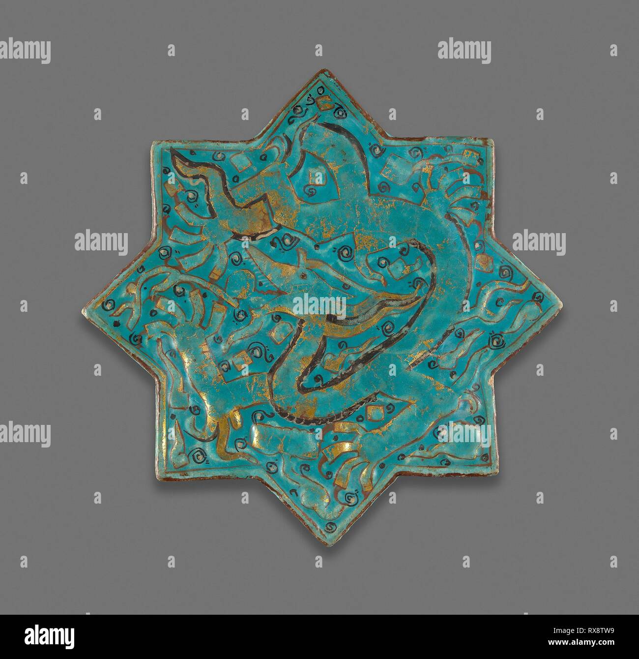 Star-Shaped tuile. L'Iran. Date : 1201-1300. Dimensions : 19,4 × 19,4 × 2,0 cm. (7 5/8 7 5/8 × 7/8 in.). Coller avec Pierre turquoise glaze étain alcalines, d'émaux, et feuille d'or de décoration. Origine : Iran. Musée : le Chicago Art Institute. Auteur : islamique. Banque D'Images