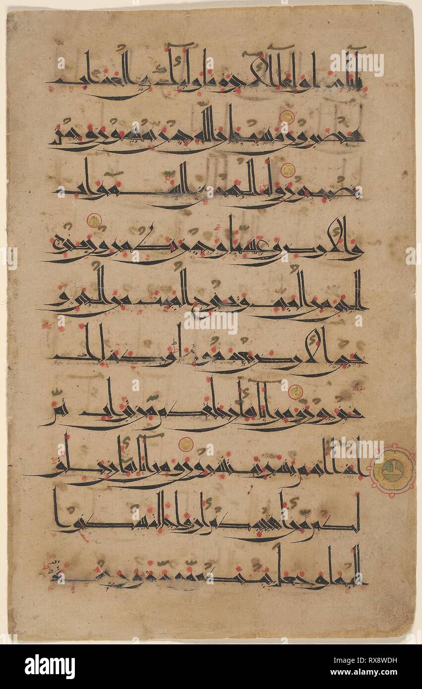 Coran en caractères coufiques dans l'Est de la feuille. L'Iran. Bouvillon Date :. Dimensions : 31,1 x 18,6 cm (12 1/4 x 7 15/16 in.). Encre, aquarelle opaque et d'or sur papier. Origine : Iran. Musée : le Chicago Art Institute. Auteur : islamique. Banque D'Images