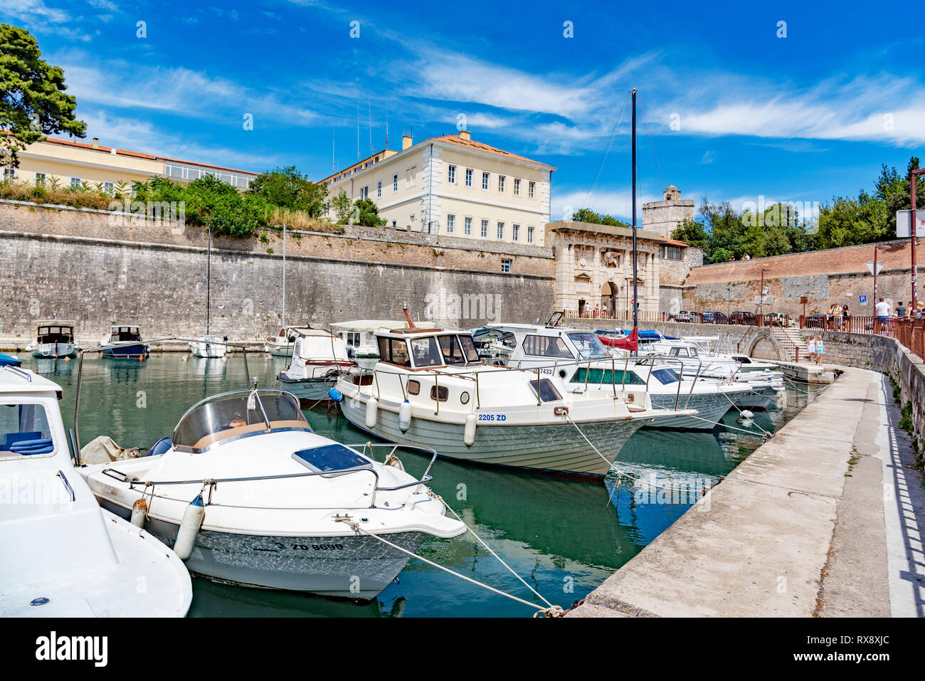 Les bateaux de plaisance et bateaux de pêche sur la jetée de Fosa Bay dans la ville thermale de Zadar en Croatie. Banque D'Images