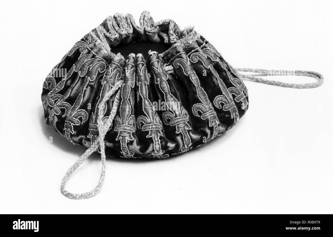 Sac de jeu. La France. Date : 1675-1700. Dimensions : 7 × 15 cm (2 3/4 x 5 7/8 in.). La soie, chaîne cassée sergé chevron avec pile supplémentaire warps solides formant tas ; brodé de soie et de métal doré-strip-enveloppé dans de la soie mis travail, formuler, et matelassées couching ; plus de cuir ; bordées de soie, à armure toile ruban ; cordon de soie, oblique entrelacement. Origine : France. Musée : le Chicago Art Institute. Banque D'Images