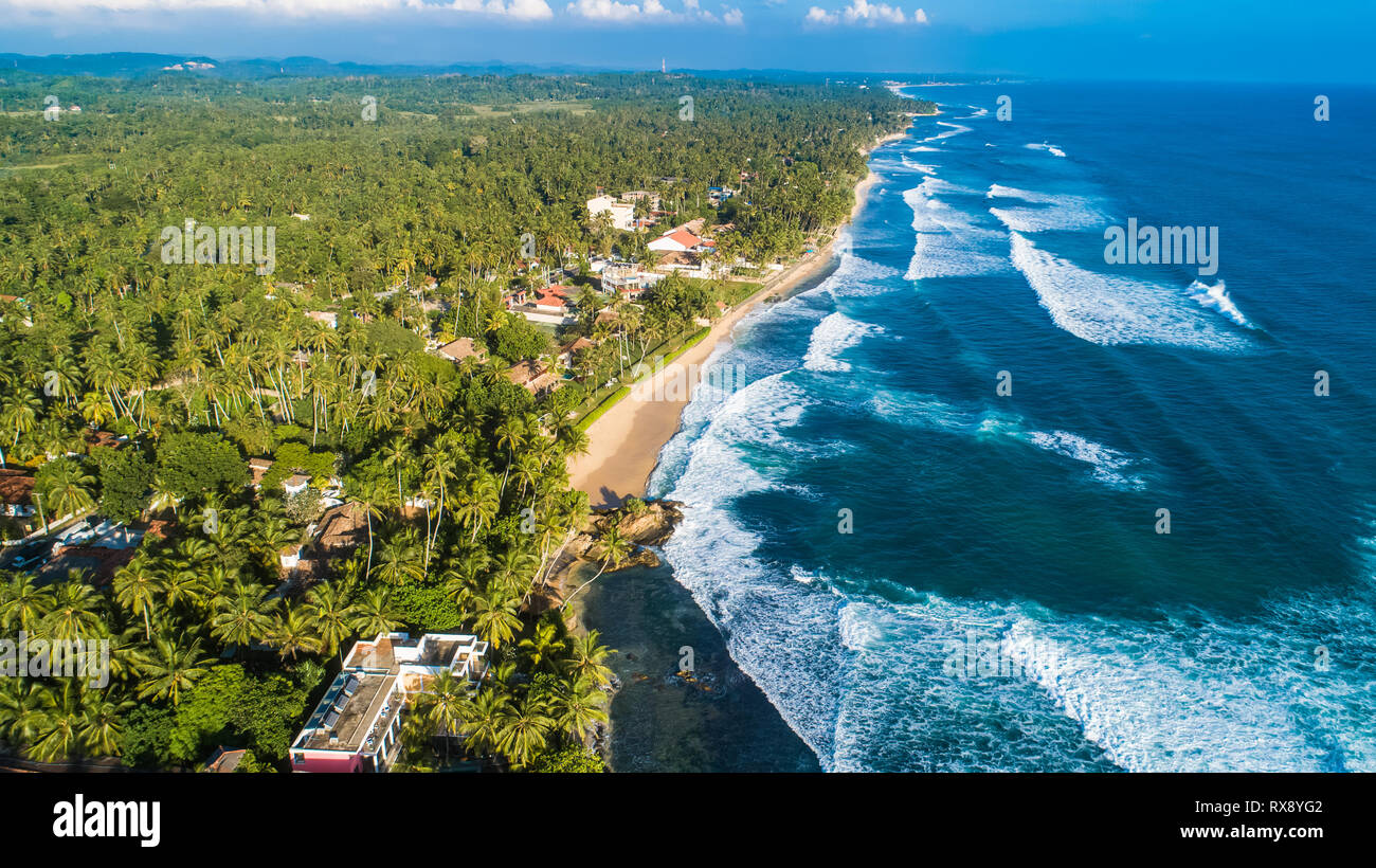 Vue aérienne. Vue de la plage à Unawatuna, Sri Lanka. Banque D'Images