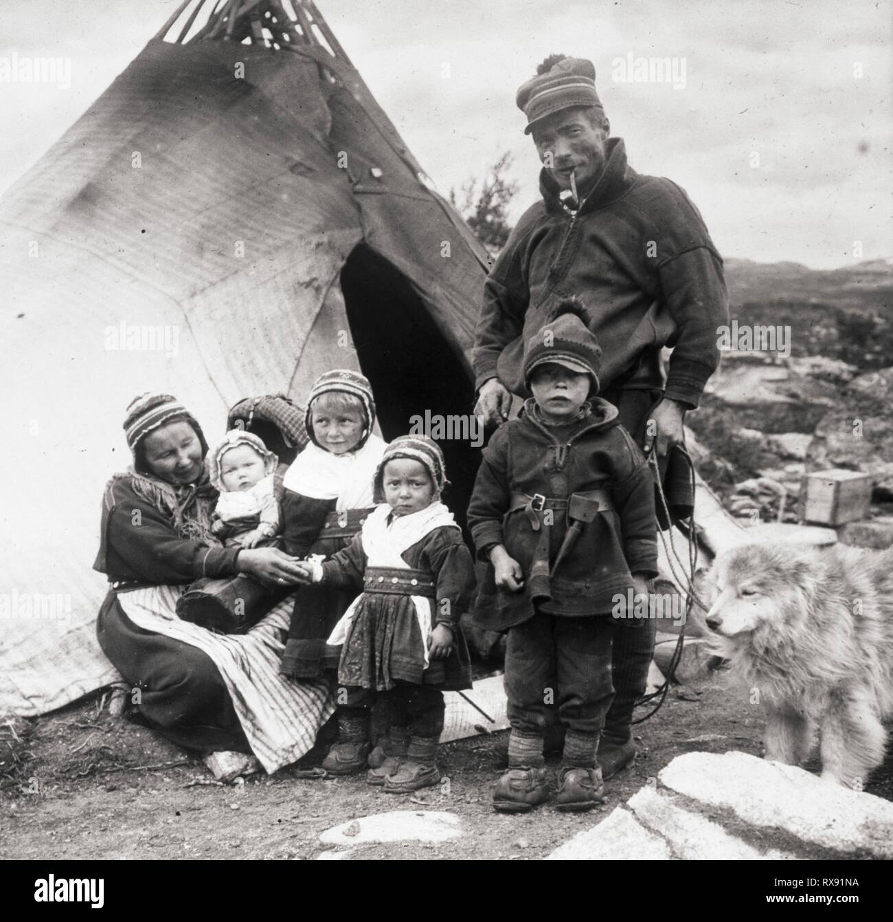 Lapp famille devant la maison, de la Norvège, 1909 Banque D'Images Lapp famille devant la maison, de la Norvège, 1909 Banque D'Images