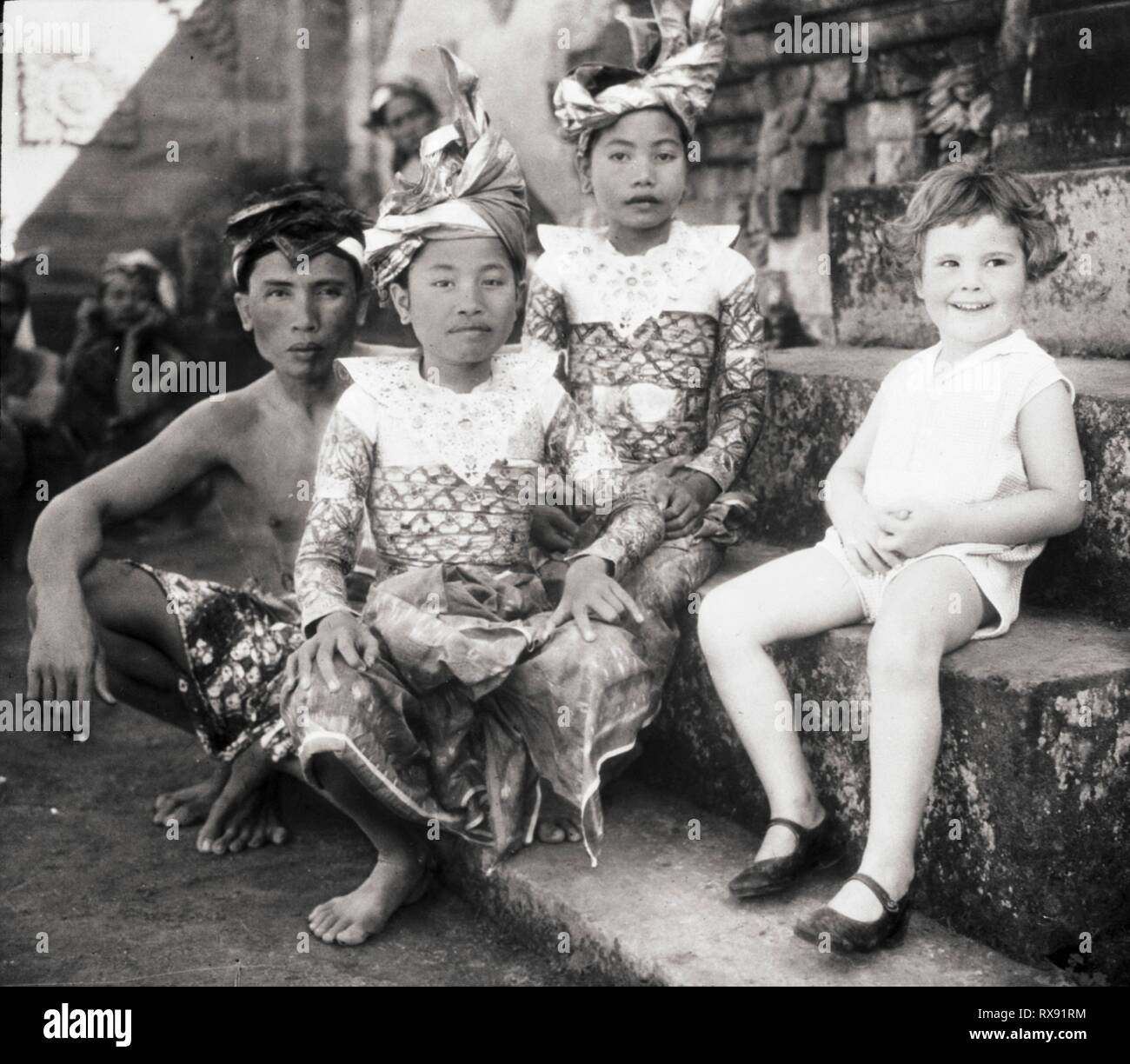 Temple indonésien avec danseurs enfant américain, l'Indonésie, 1932 Banque D'Images