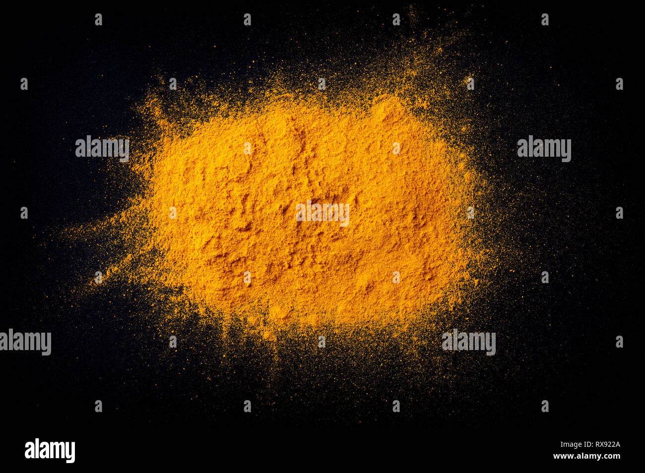 Des tas d'épices curcuma curcuma sombre sur fond noir, vue du dessus Banque D'Images