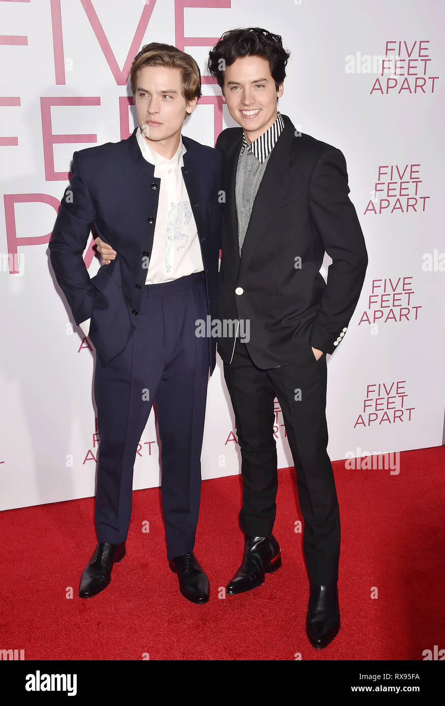 WESTWOOD, CA - le 07 mars : Dylan conjoint (L) et Cole Sprouse assister à la première de 'cinq pieds de Lionsgate Apart' à Fox Bruin Theatre sur Mars 07, 2019 Banque D'Images