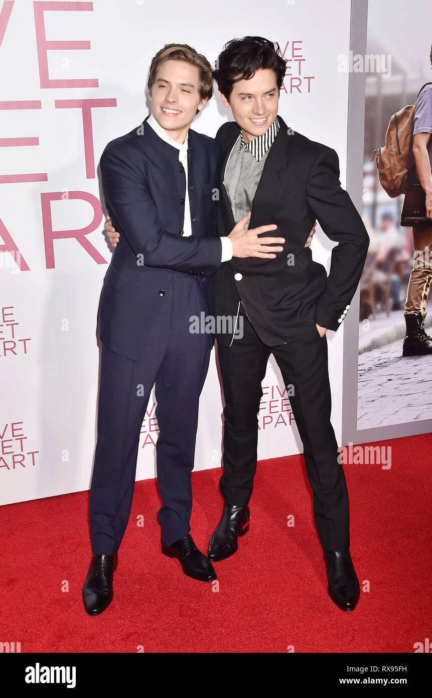 WESTWOOD, CA - le 07 mars : Dylan conjoint (L) et Cole Sprouse assister à la première de 'cinq pieds de Lionsgate Apart' à Fox Bruin Theatre sur Mars 07, 2019 Banque D'Images