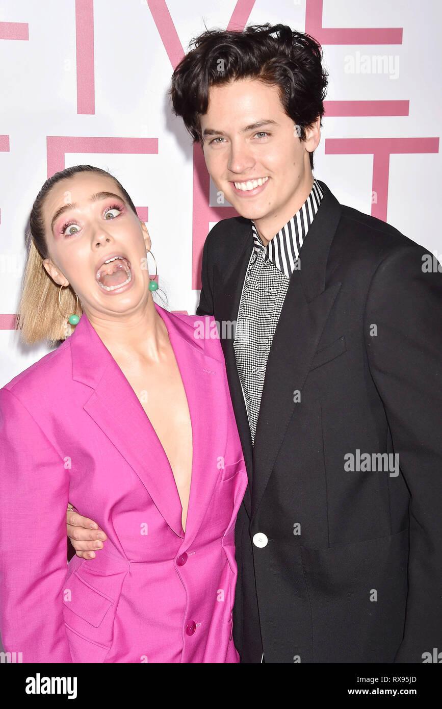 WESTWOOD, CA - le 07 mars : Cole Sprouse (R) et Haley Lu Richardson assister à la première de 'cinq pieds de Lionsgate Apart' à Fox Bruin Theatre sur Mars 0 Banque D'Images