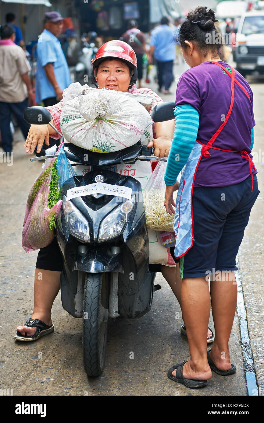 Bangkok, Thaïlande : Mid age grosse femme assis sur une moto avec beaucoup  de charge, accompagné d'un autre femme aidant à un marché Photo Stock -  Alamy