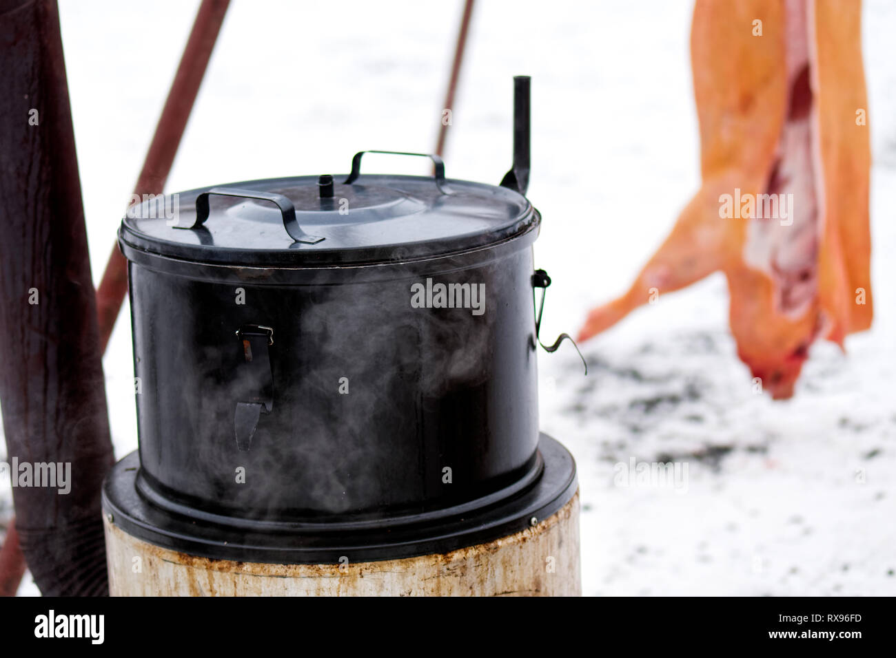 L'abattage de porc tchèque traditionnel en plein air en hiver. Emanel vapeur grand pot. Banque D'Images