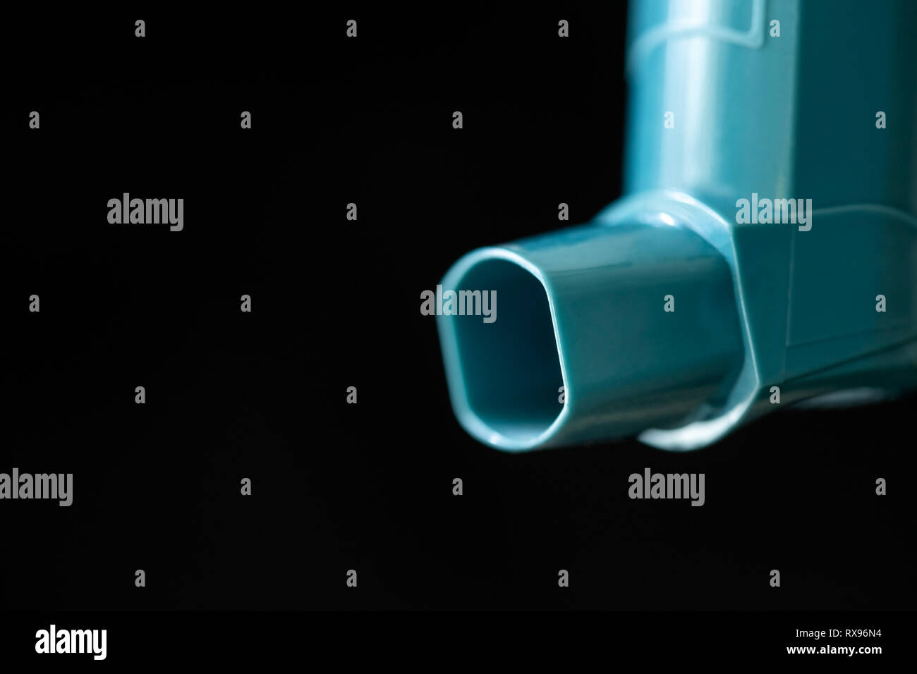 L'asthme inhalateur bleu sur fond noir. Banque D'Images
