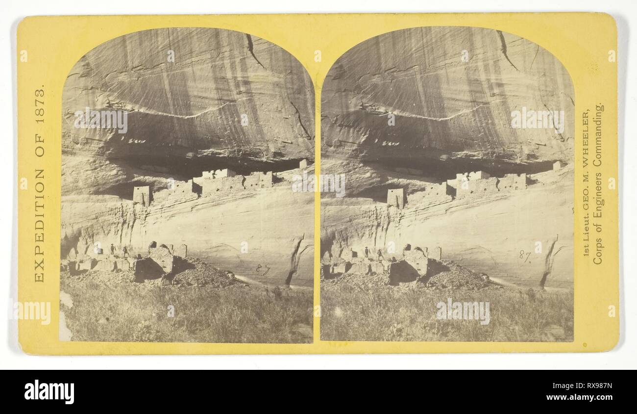 Ruines de Cañon de chelle, N. M., dans une cavité dans le mur, 60 pieds au-dessus du lit actuel du canyon. Les murs de la hauteur de 700 pieds. La présente race d'Indiens ne connaissent rien de l'âge de ces bâtiments qui ont occupé d'eux. Timothy O'Sullivan (Américain, né en Irlande, 1840-1882), commandé par George Wheeler pour le Département de la guerre, Corps of Engineers de l'armée américaine. Date : 1873. Dimensions : 9,2 x 7,4 cm (chaque image) ; 10 x 17,8 cm (carte). L'albumine, stéréo, n° 21 de la série "Explorations géographiques et des enquêtes à l'ouest du 100e méridien". Origine : Etats Unis. Musée : le Chicago Art Instit Banque D'Images