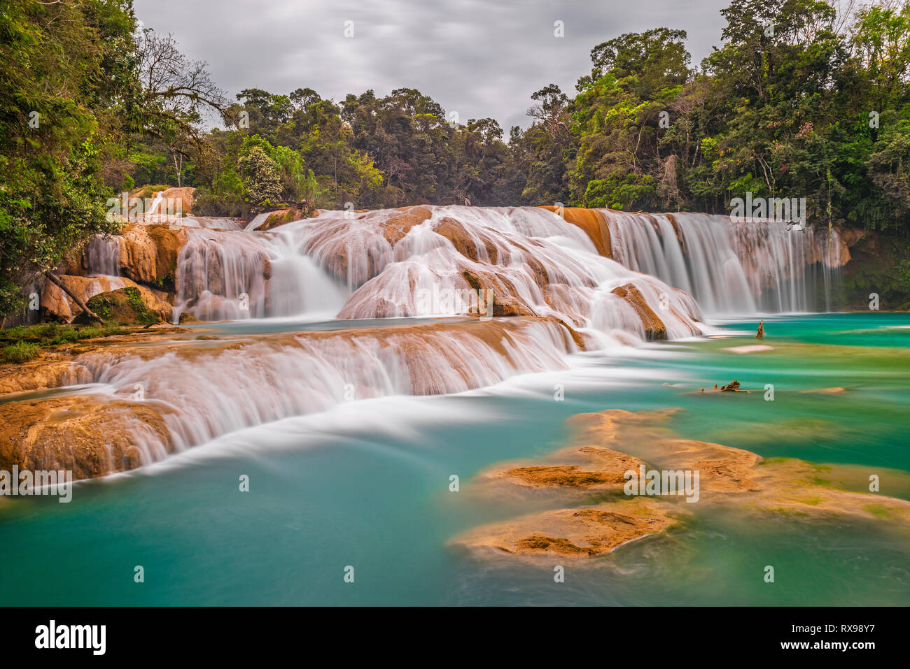 Vue grand angle et longue exposition de l'Agua Azul cascades dans la forêt tropicale de l'état du Chiapas, près de la ville de Palenque, au Mexique. Banque D'Images