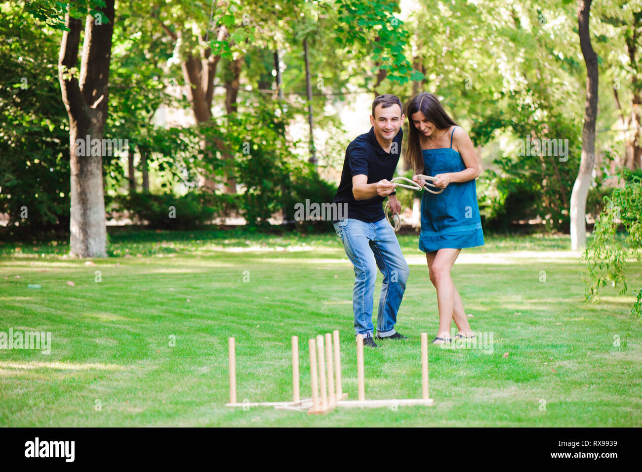 Jeux de Plein Air - ring toss, amis jouant ring toss dans un parc. Banque D'Images