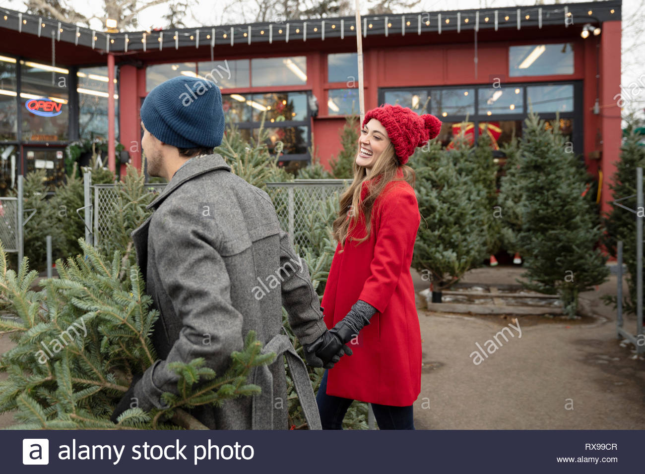 Heureux couple shopping pour arbre de Noël Marché de Noël Banque D'Images