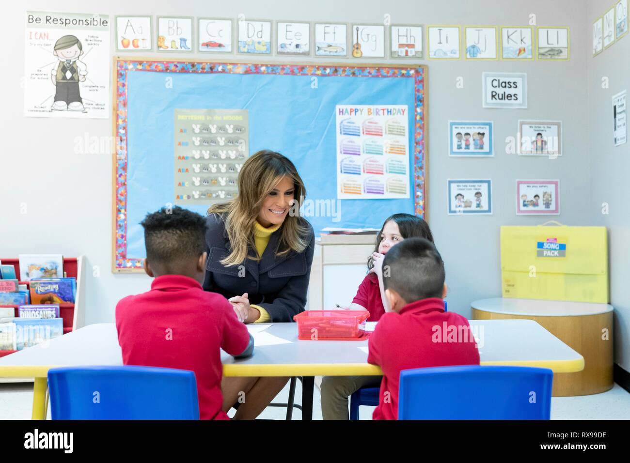 La première dame des États-Unis Melania Trump se joint à l'école maternelle les élèves à des activités au cours d'une visite à l'École de colombe l'école élémentaire de la découverte le 4 mars 2019 à Tulsa, Oklahoma. Banque D'Images