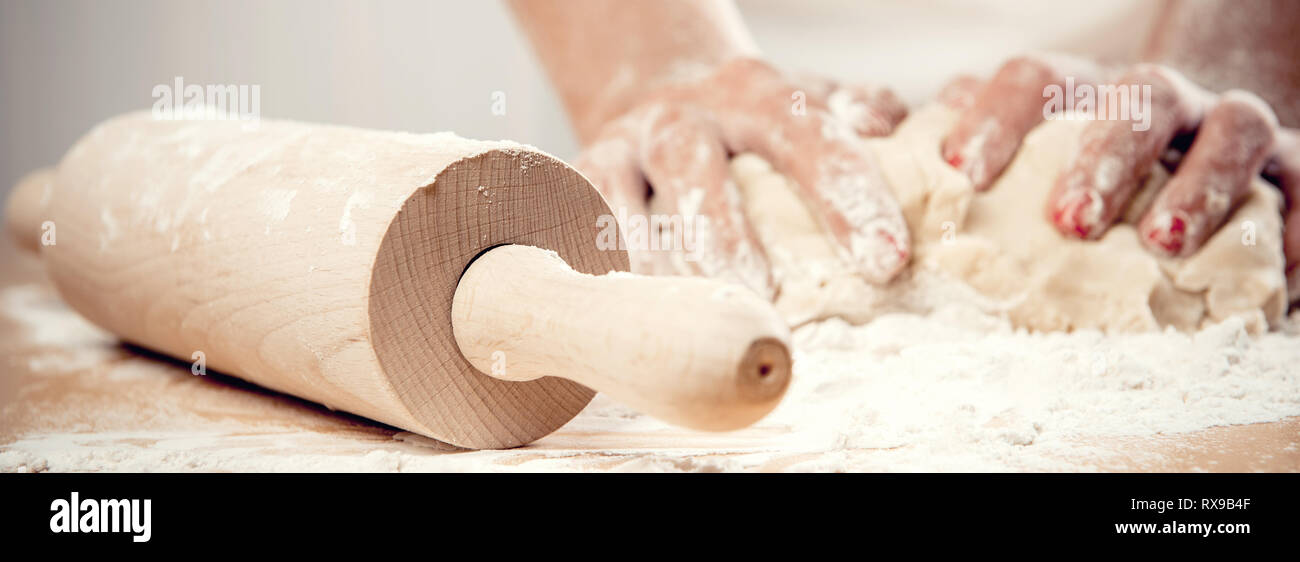 Femme Portant Un Tablier Blanc Pate A Petrir A L Aide De Rouleau A Patisserie Close Up Femmes Faire La Cuisson Des Gateaux De Cuisson De Tartes Cuire Au Travail Ou Maitresse De Ki