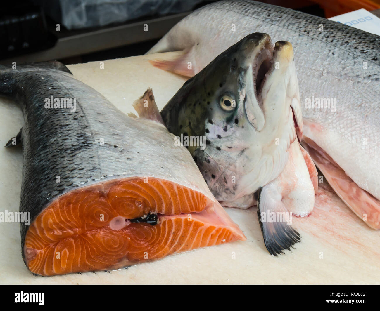 Un saumon coupé en morceaux offerts sur un marché aux poissons Banque D'Images