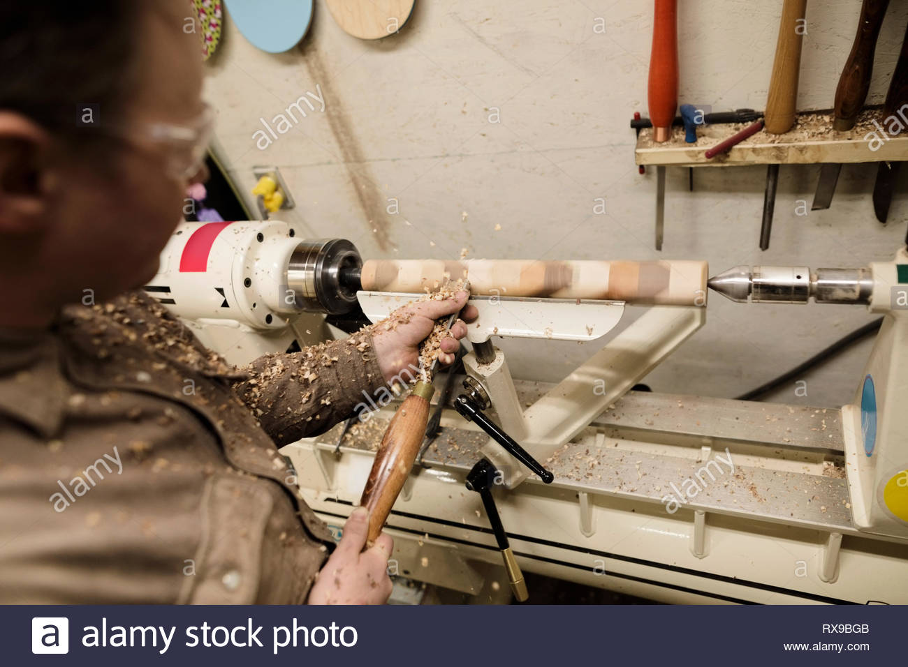 Male carpenter burinage bois en atelier Banque D'Images