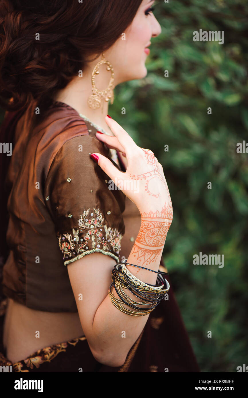 La main de femme tatouage mehndi noir. Mains de fille mariée indienne avec des tatouages au henné noir. La mode. L'Inde Banque D'Images