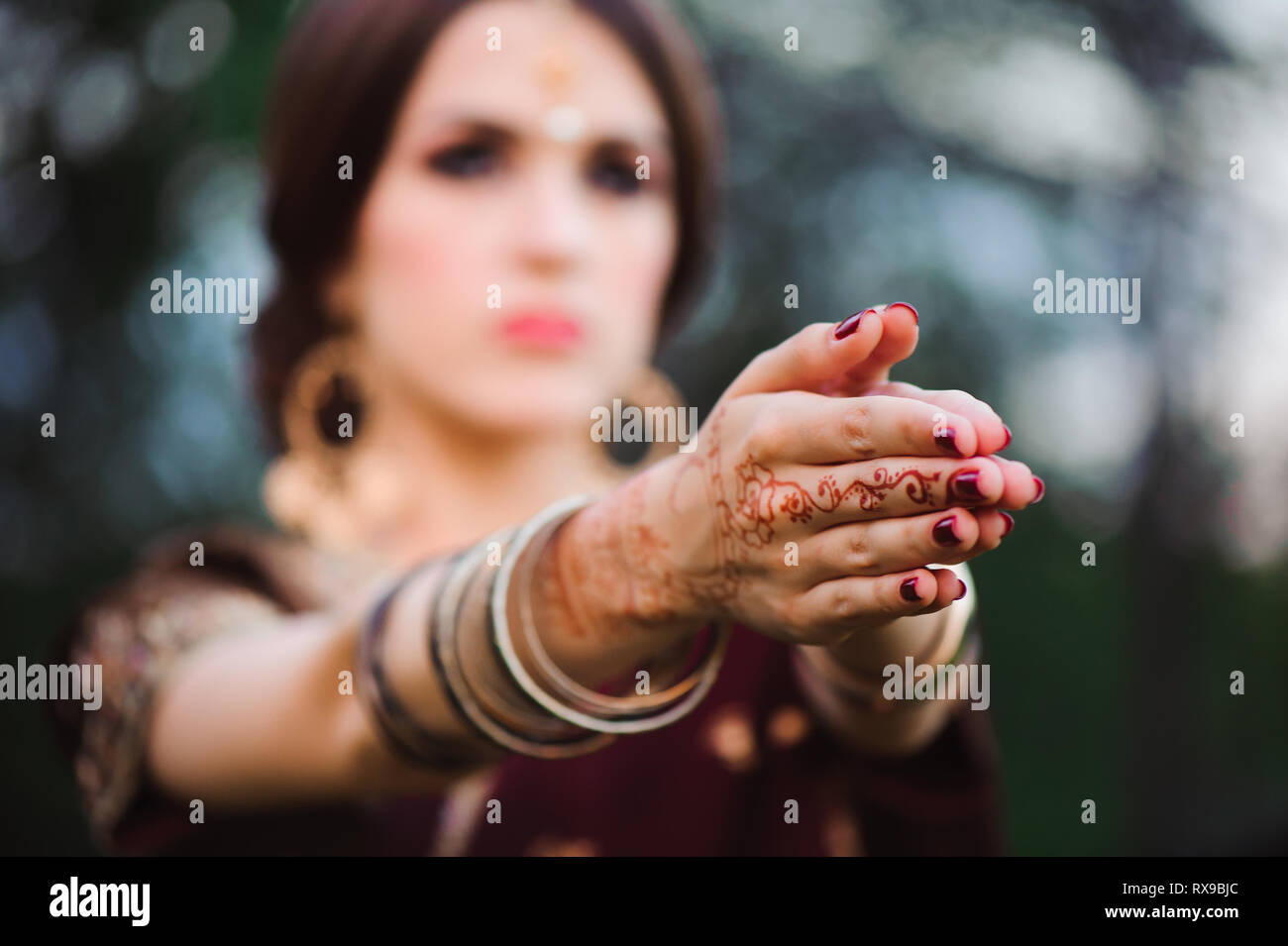 Tatouage Mehndi. La main de femme tatouages au henné noir. Les traditions nationales de l'Inde Banque D'Images