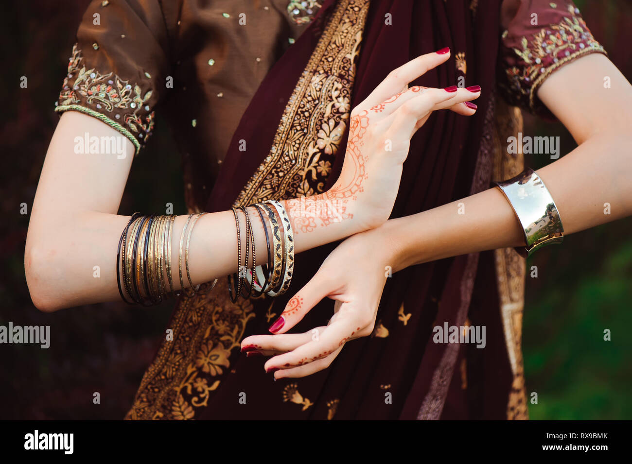 La main de femme tatouage mehndi noir. Mains de fille mariée indienne avec des tatouages au henné noir. La mode. L'Inde Banque D'Images
