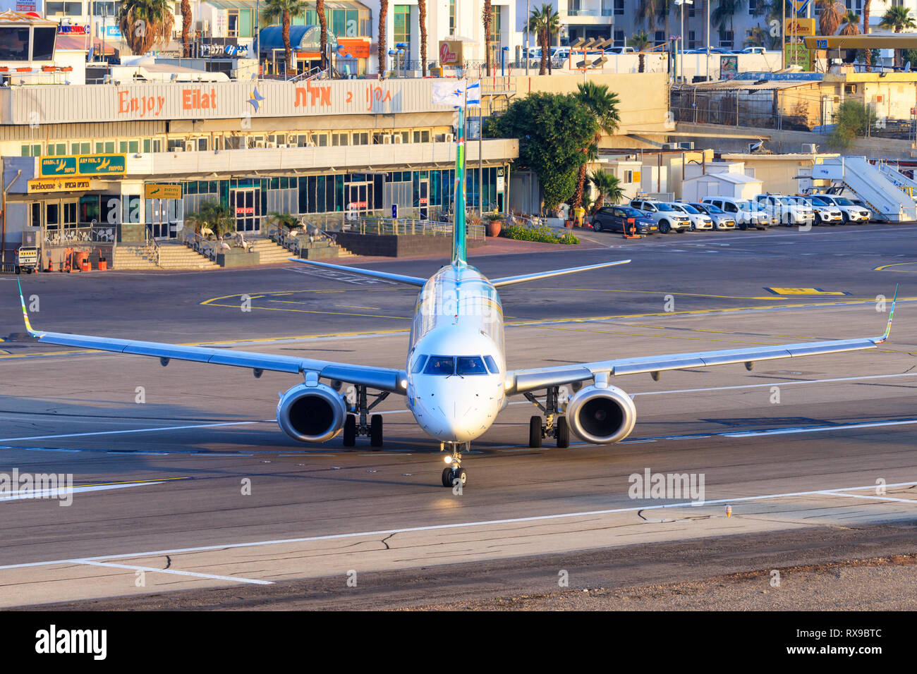 Eilat, Israël - 24 Février, 2019:Arkia Embraer ERJ-195AR à Eilat ancien aéroport international. Banque D'Images