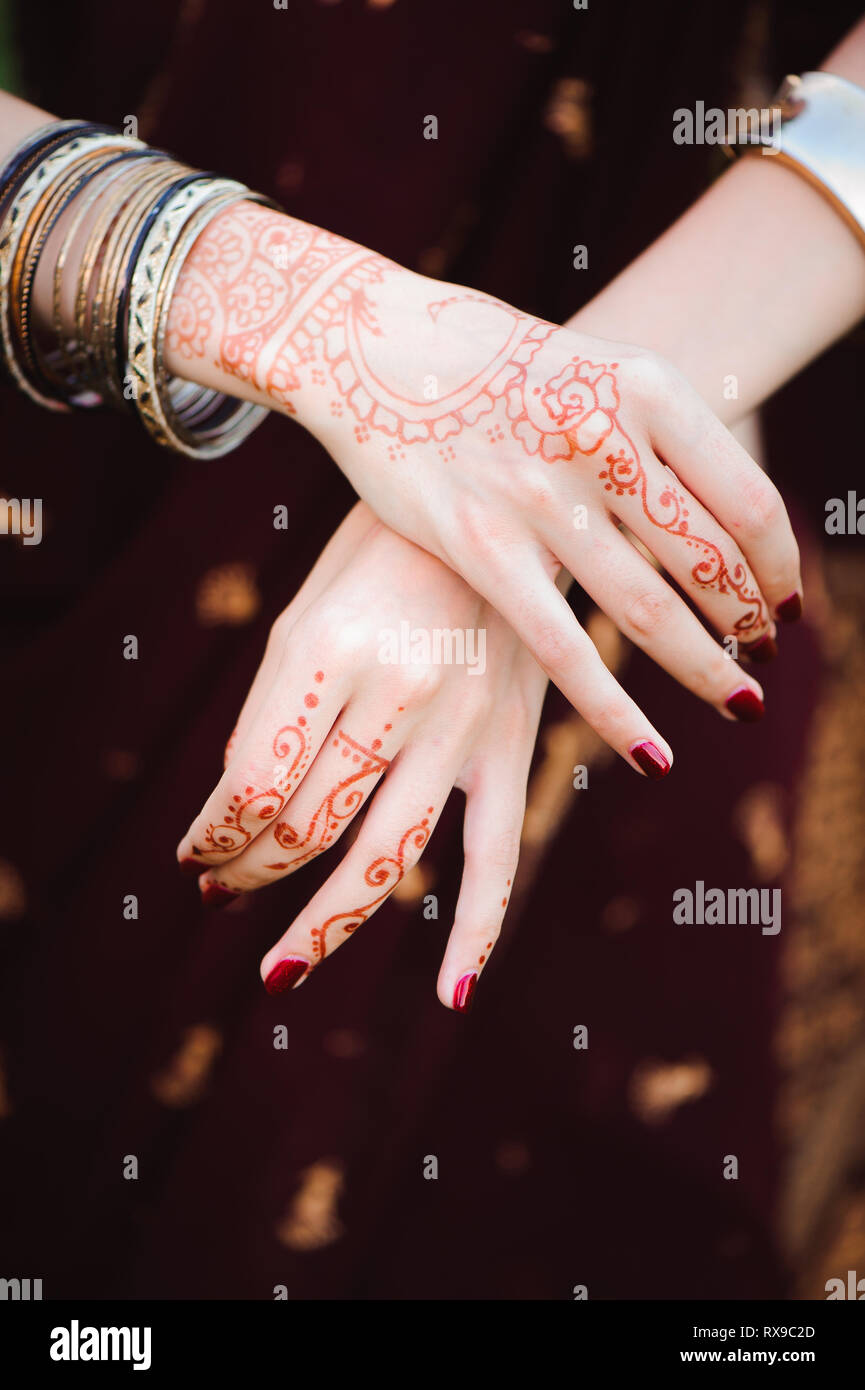 Tatouage Mehndi. La main de femme tatouages au henné noir. L'Inde des traditions nationales. Banque D'Images