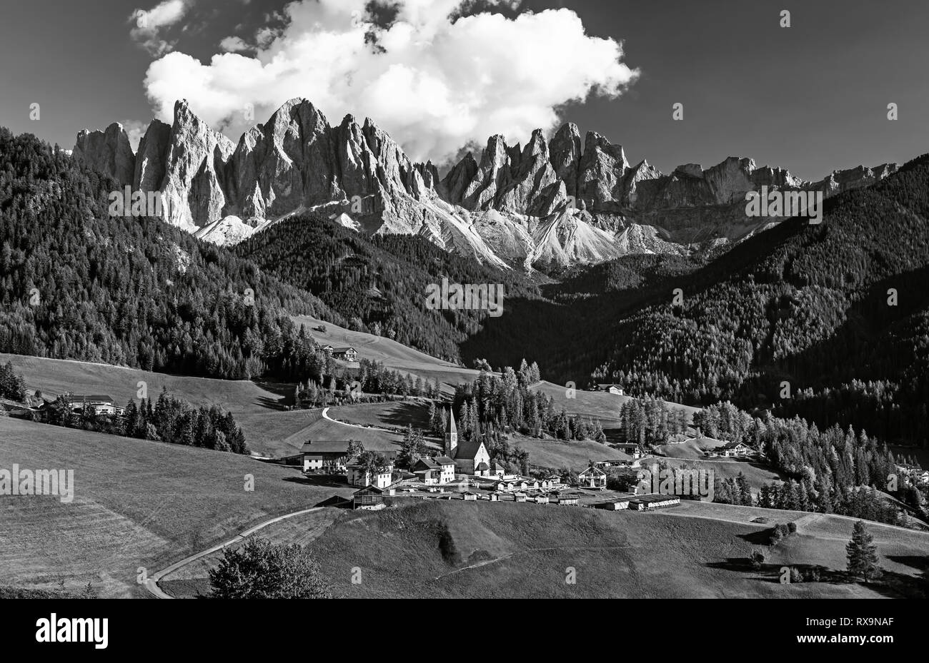 Célèbre village alpin place Santa Maddalena avec magical Dolomites montagnes en arrière-plan, Val di Funes, vallée de la région Trentin-Haut-Adige, Italie Banque D'Images